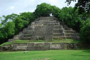 Pirámide maya. Cliché. Libros Prohibidos