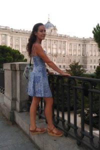 Marina Tena frente al Palacio Real en Madrid